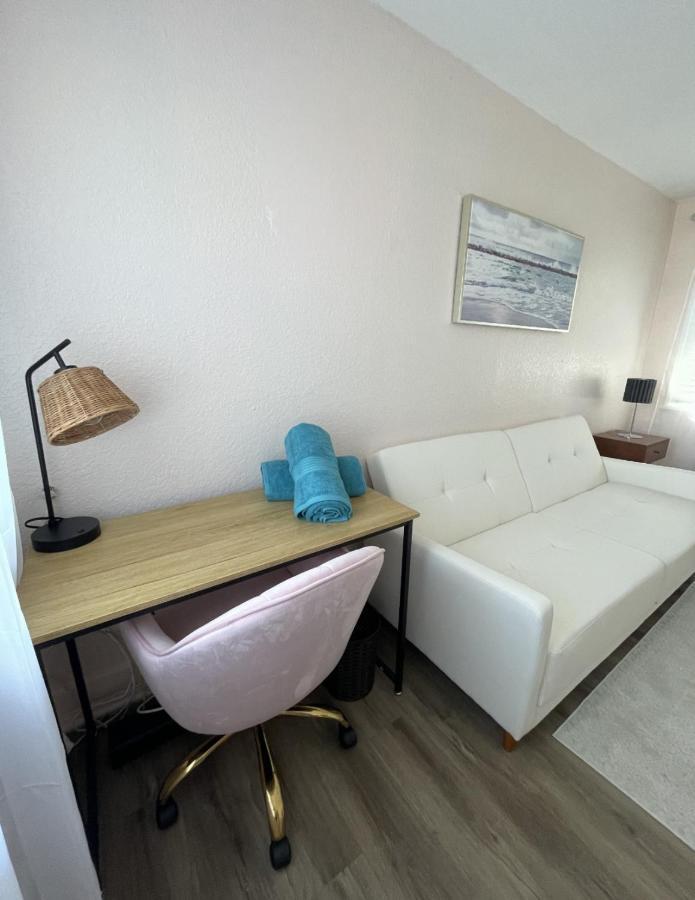The Blue Wave Suite Unit B São Petersburgo Exterior foto